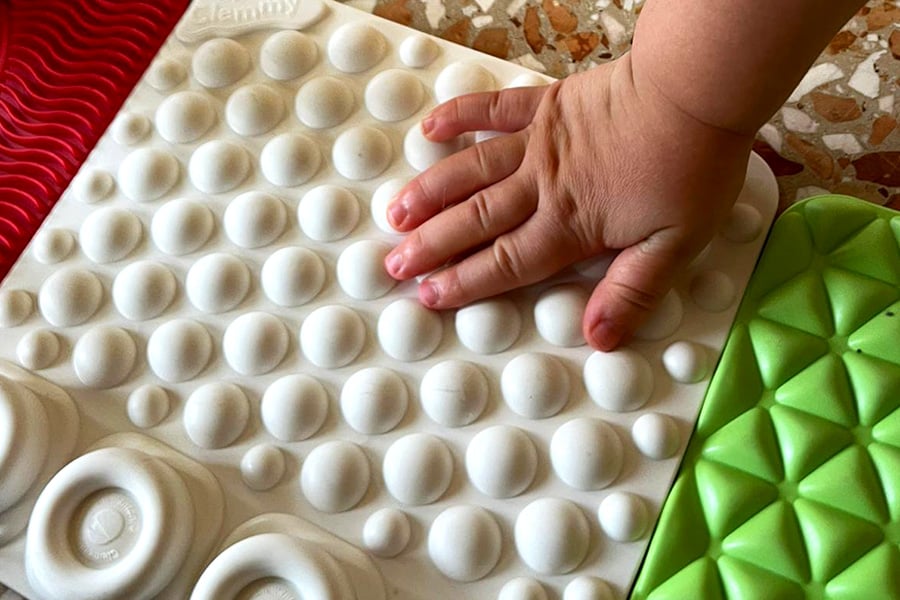 Franplast dona i giocattoli Clementoni della fiera Futura alla scuola materna di Bornato